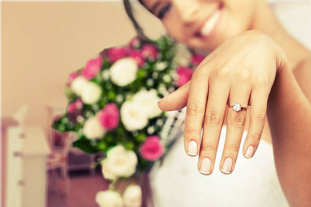 「結婚指輪は左指」その由来と各指の意味まとめ