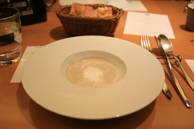 奥田シェフのトリュフ芳香蒸留水のスープ