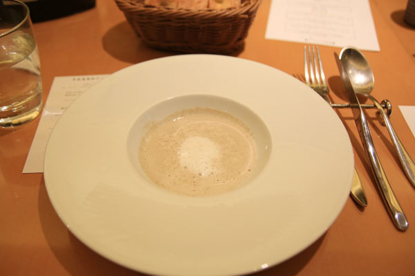 奥田シェフのトリュフ芳香蒸留水のスープ