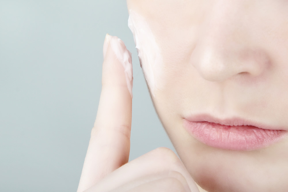 マスクで擦れやすい鼻や頬骨、フェイスラインを中心に、ブースター（化粧水前の導入美容液）を使ってみて。保湿力がアップし、マスクが触れる部分の乾燥防止に。