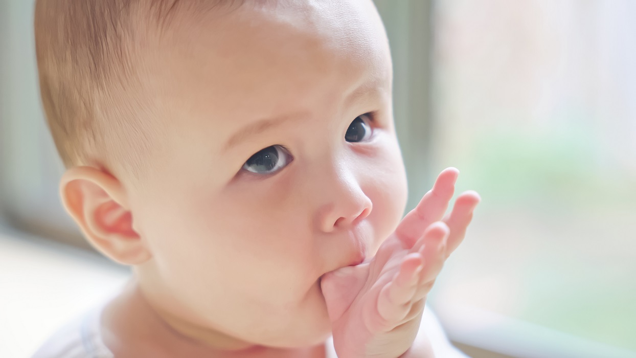 赤ちゃんがおしゃぶりするのはどの指か？