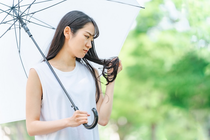 ペタッと前髪・うねり・広がり…梅雨～夏時期の髪悩みを解決する方法