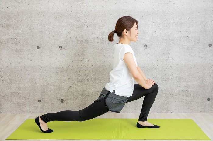 腰痛改善＆予防！デスクワークで固まりやすいお腹の筋肉を伸ばす体操