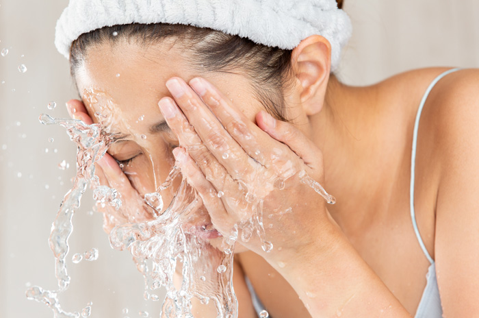 朝洗顔って必要？正しい洗い方やおすすめアイテムをご紹介